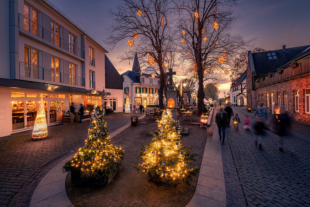 Blick in die weihnachtlich beleuchtete Altstadt